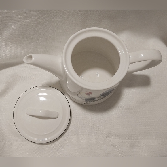 Grace Fine Ceramic White Rooster Design Large Teapot - Picture 6 of 7
